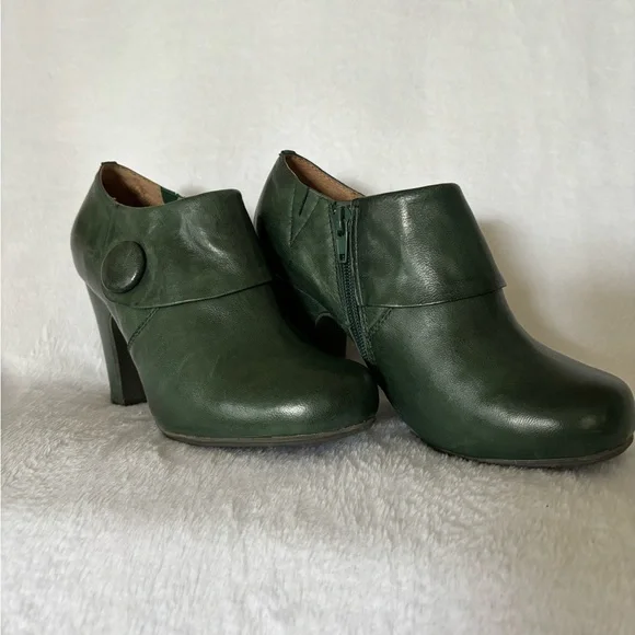 Miz Mooz women’s shoes. - Picture 1 of 7